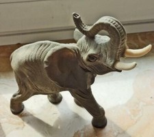 Elefant aus Stein grau mit weißen Stoßzähne aus Italien Glücksbringer Figur Tier