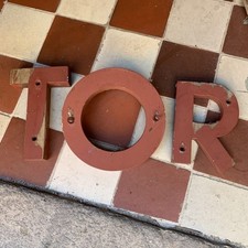 Alte Holzbuchstaben "TOR"