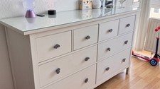 IKEA Hemnes Kommode, weiß – 8 Schubladen und Glasplatte 