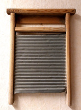 Kleines altes Waschbrett - Holz, Zinkblech - 10 alte Holzklammern