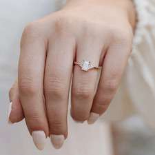 Ehering 18k Gelbgold Lab Grown Smaragd 1,25 Karat IGI Certified Diamond