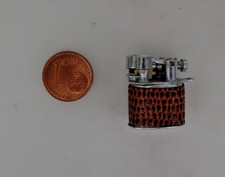 Miniatur Damen-Feuerzeug Benzin Reptilienleder-Optik um 1960 (109865)