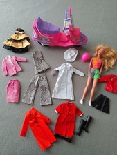 Barbie mit Motorroller und Puppenkleidung Vintage