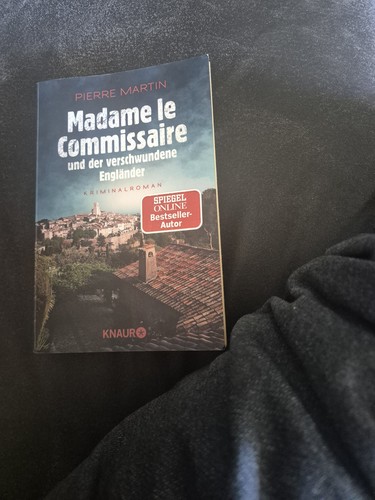 Madame commissaire und - le,