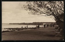 Foto-AK Reval, Uferpromenade mit Passanten 