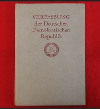 DDR Verfassung überreicht zur
