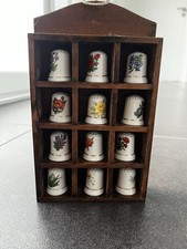 Dekorativer Setzkasten mit 12 Porzellan Fingerhüten verschiedene Blumenmotive