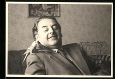 Fotografie Vogelliebhaber mit Vogel Wellensittich auf der Schulter 