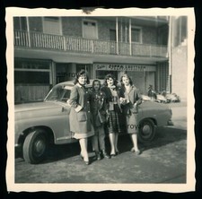 Hübsche Frauen vor Vespa