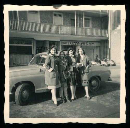 Hübsche frauen vor vespa - frauen,