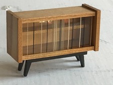 X 195) Kleine Anrichte Vitrine mit Cocktailfüßen für die Puppenstube *