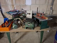 Kity Tisch mit Maschinen.