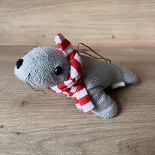 Plüschtier Robbe Anhänger ca. 14 cm mit rot-weiß gestreiften Schal