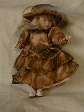Porzellanpuppe mit federhut - porzellanpuppe,