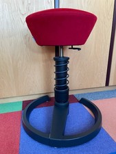 Aeris Swopper, schwarzes Gestell, schwarze Feder, Bezug Comfort rot, Filzgleiter