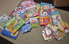 Karton voller Kinderbücher