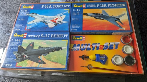 Revell multi set suchoj - revell, s-37