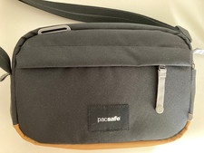 pacsafe Go Umhängetasche