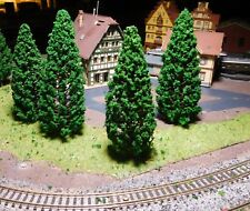 10 dunkelgrüne Tannen