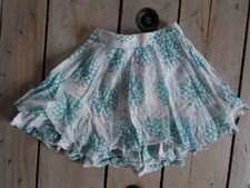 Schöner türkis-weißer Rock