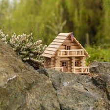 Log Cabin Toys 7331 Alpin Ski Chalet - Holzbaukasten 96 Stk + Kleber