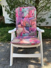 Weißes Gartenmöbel Set mit farbenfrohen Auflagen im eindwanfreien Zustand