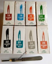 25 Skalpell Klingen (18,19,20,21,22,23,24,25) dazu 1 Klingen Halter Nr. 4