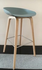 Barhocker AAS 32 Sitzschale dusty blue Gestell Eiche geseift Sitzhöhe 75 cm Hay