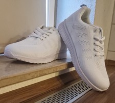 Schneeweiße neue Trunschuhe