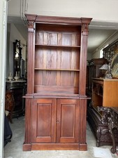 BÜCHERREGAL IM ENGLISCHEN