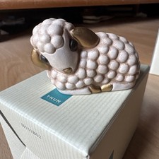 Thun Krippenfigur Liegendes Schaf mit Verpackung. 6cm Lang