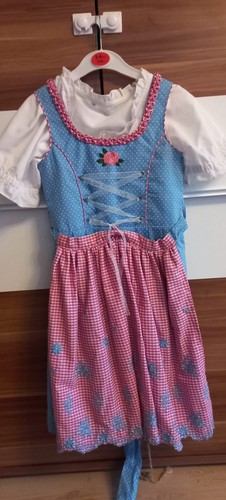 Fesches mädchendirndl - fesches, in