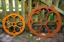 Eisenfenster rund, ehemaliges Giebelfenster-Stallfenster, Mauerfenster Giebel 41