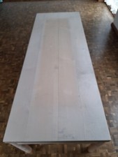 Designer-Couchtisch a. d. Schr.-Werkstatt; massiv: Platte Ahorn, Gestell Thuja