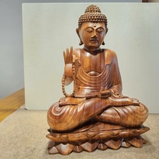 Buddha Figur aus Holz, sitzende Buddha.