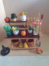 1:12 Puppenstube Garten-/Arbeits Tisch - Konvolut mit Werkzeug, Blumen etc