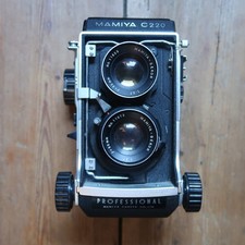 MAMIYA C220, gebraucht, es fehlt die rechte  Lichtschachtwand 
