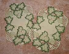 2 Deckchen grün oval mit