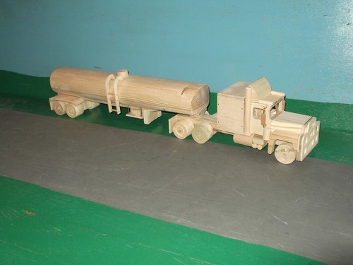 Mack rs700 holzmodell - 1:32.,