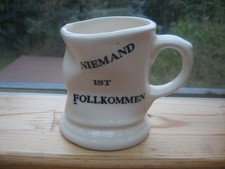 Tasse, Humpen, mit Henkel, Beulen, schief, Schrift "niemand ist follkommen,creme