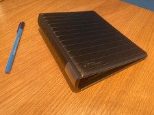 Schwarzer Vinyl Aktenordner mit Ringmechanismus. Time Manager Internationaler Veranstalter