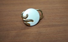 Handarbeit Ring aus Aludraht mit 2-fbg. irisierenden Knopf Statement Fingerring