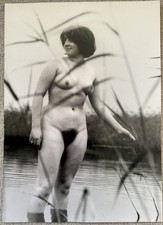 Original Kunstfoto 1960er – Schwarzweiß Akt Frau am See, Vintage