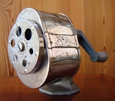 51❚ antike Spitzmaschine von ca. 1930-1960