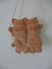 2 Katzen aus Terracotta sitzend auf Schaukel