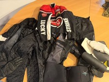 Motorrad: 2 Jacken Speed Devil + Lucky Strike Racing, Hose, Gurt, Handschuhe, Pr