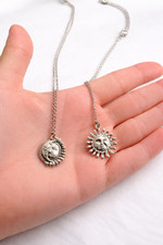 Silberfarbene Halskette Sonne