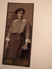 Osterode Harz - stehende Frau