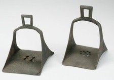 375547 - 2 alte Steigbügel. Eisen.