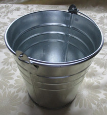 Dekoration Blecheimer aus der